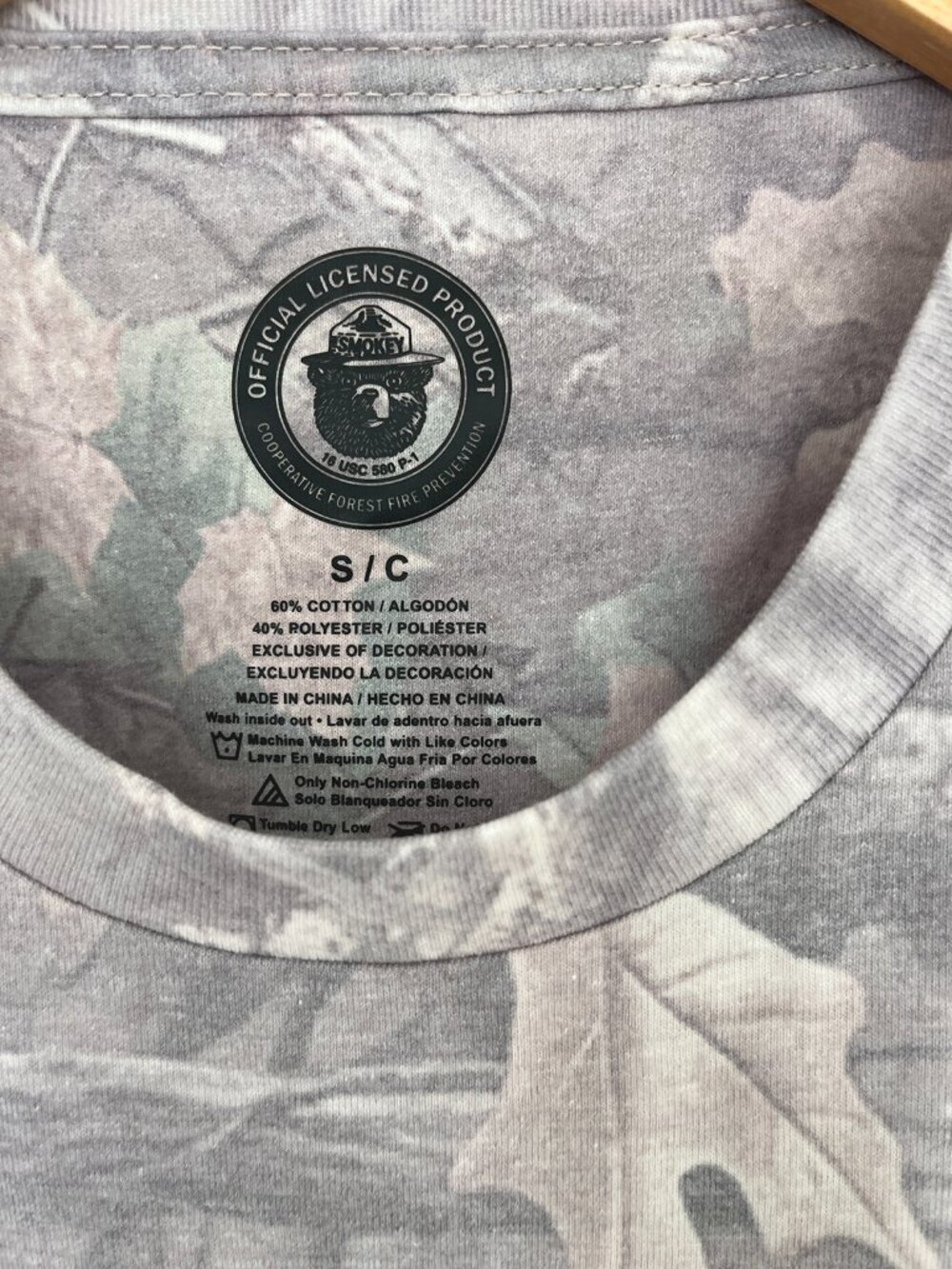 NWOT Smokey Bear Men’s T-Shirt Tree Camo Small - Picture 4 of 6